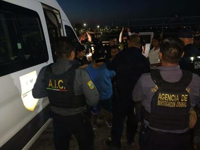 Autoridades realizan deportación controlada; entregan a mujer que agredió a elementos de seguridad de EUA