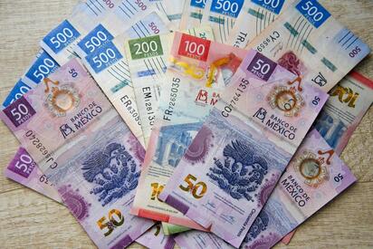Peso cierra en 17.0658 por dólar tras dato de inflación de EU