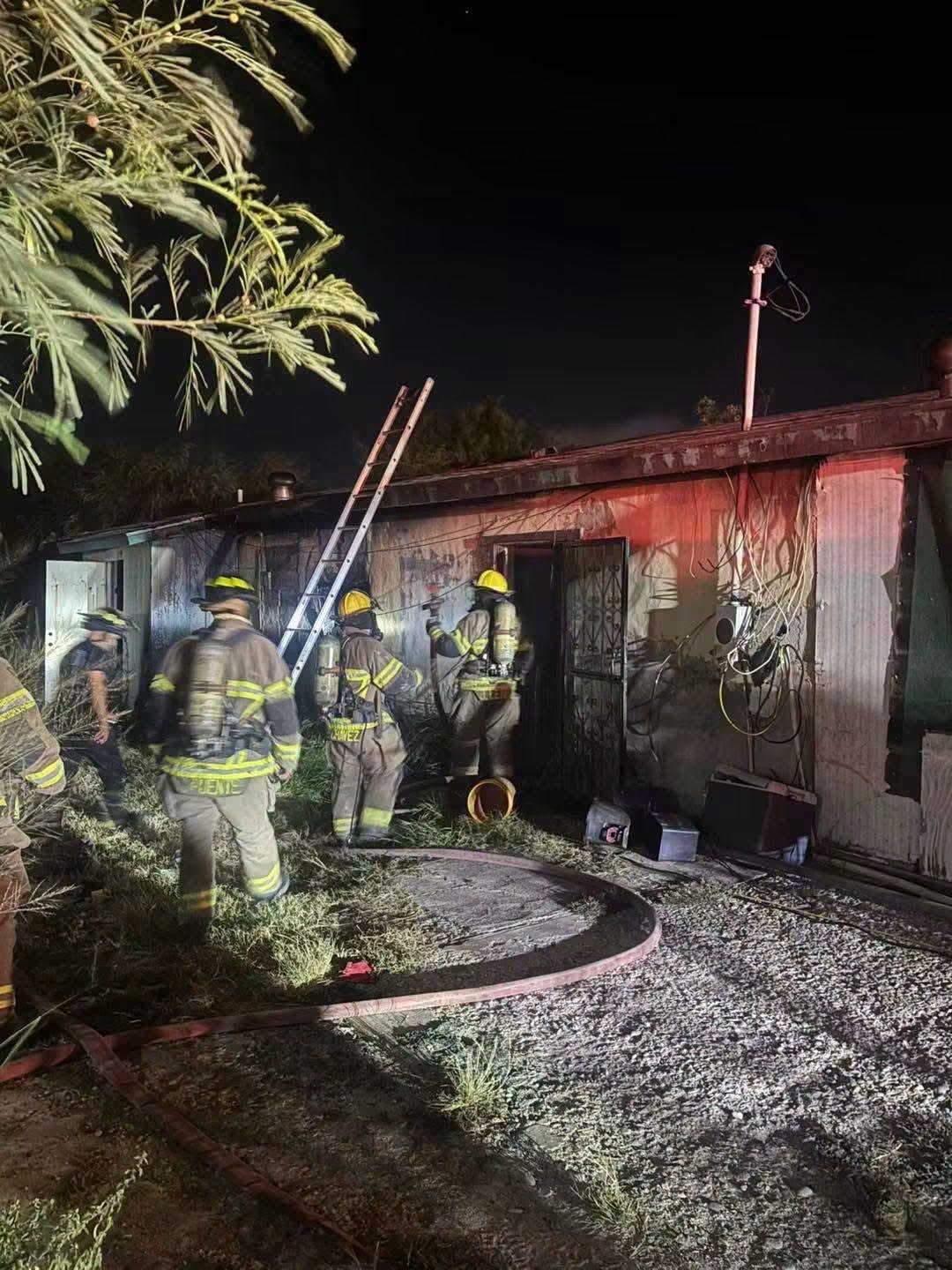 Incendio: Los equipos de emergencia encontraron fuego activo y daños extensos en la estructura.