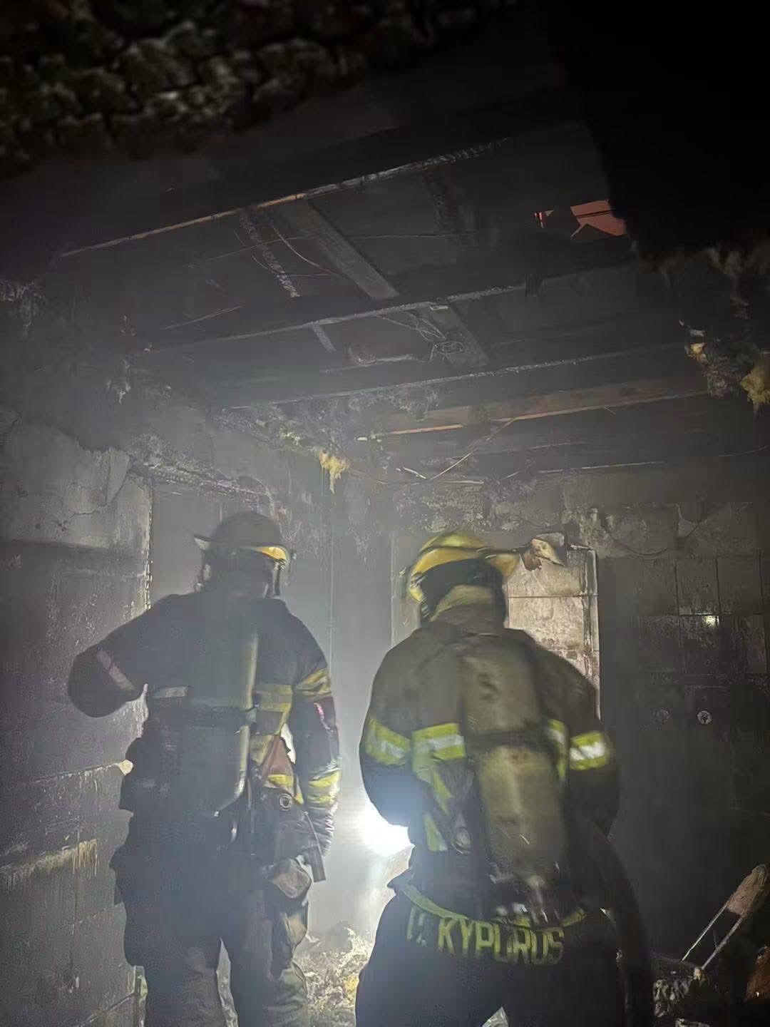 Incendio: Los equipos de emergencia encontraron fuego activo y daños extensos en la estructura.