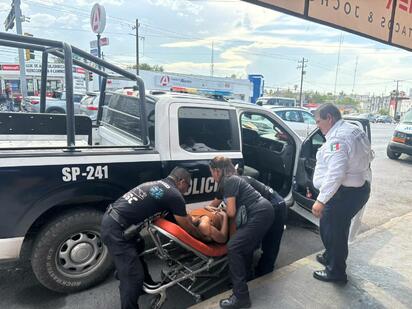 Conductora se descompensa al volante y termina hospitalizada por golpe de calor
