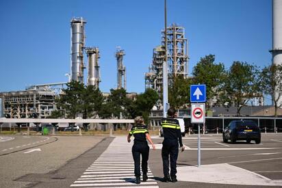 Una explosión en una refinería y terminal de combustible del puerto de Róterdam dejó un muerto y varias personas heridas este jueves.  Una explosión