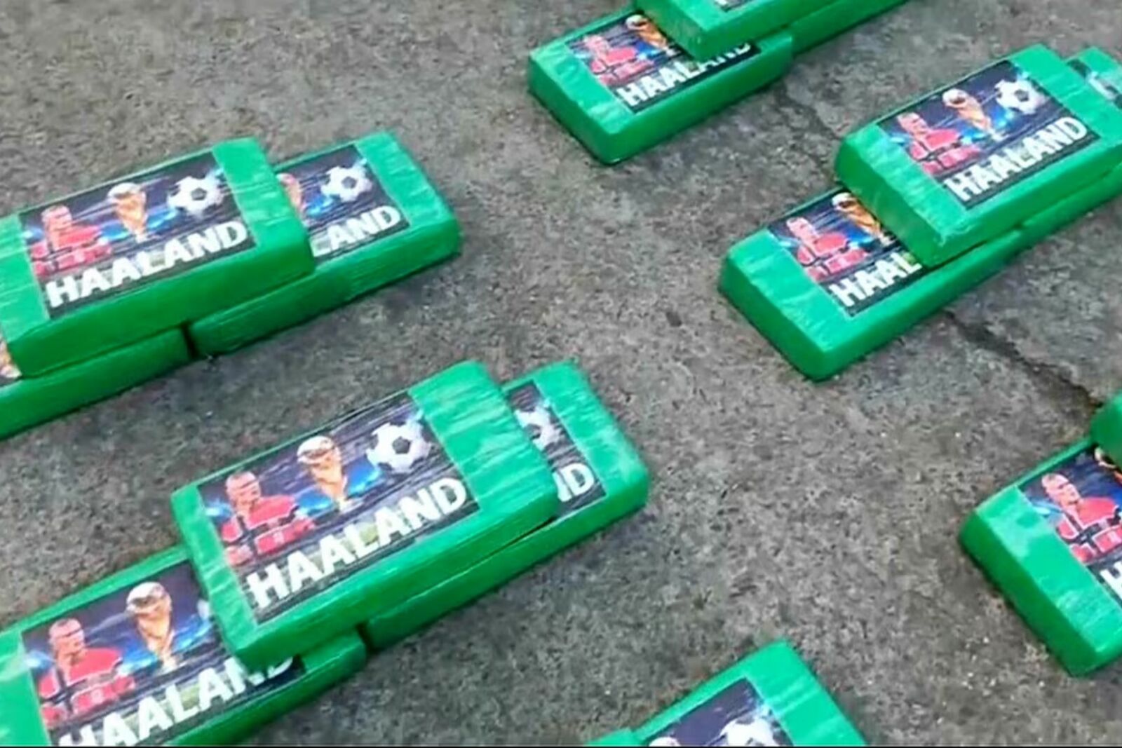 Ecuador decomisa 369 kilos de cocaína con imágenes de Haaland y Messi