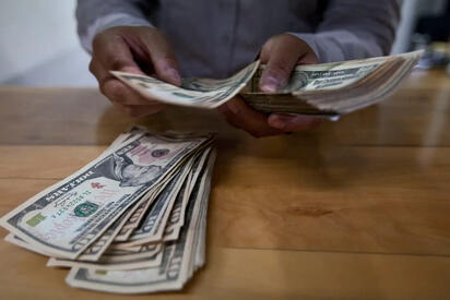 Peso mexicano avanza y dólar baja a 17.04 unidades