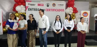 Trabajadores de maquiladoras concluyen secundaria y reciben certificados