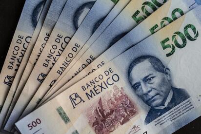 El peso mexicano avanzó por cuarto día consecutivo y cotizó debajo de 17 unidades por dólar, impulsado por la debilidad global de la divisa