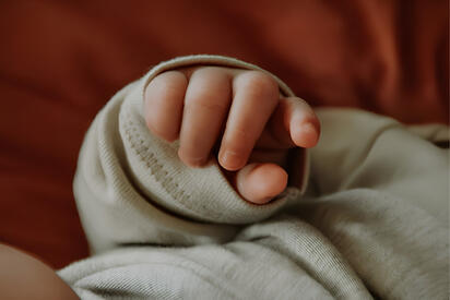 Madre entrega voluntariamente a su bebé al DIF por dificultades económicas