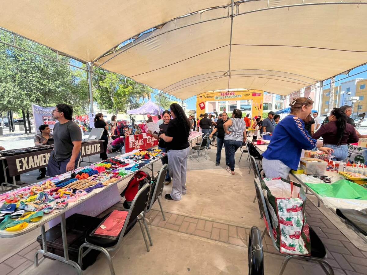 El Municipio de Monclova puso en marcha la Feria de Útiles Escolares en la Plaza Principal, un espacio que reúne a proveedores con productos para el regreso