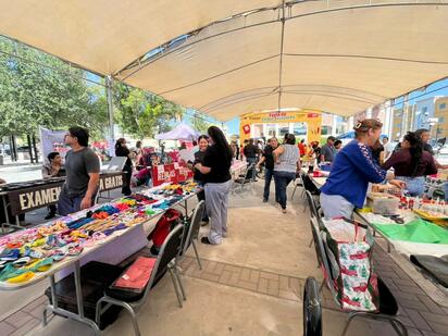 El Municipio de Monclova puso en marcha la Feria de Útiles Escolares en la Plaza Principal, un espacio que reúne a proveedores con productos para el regreso