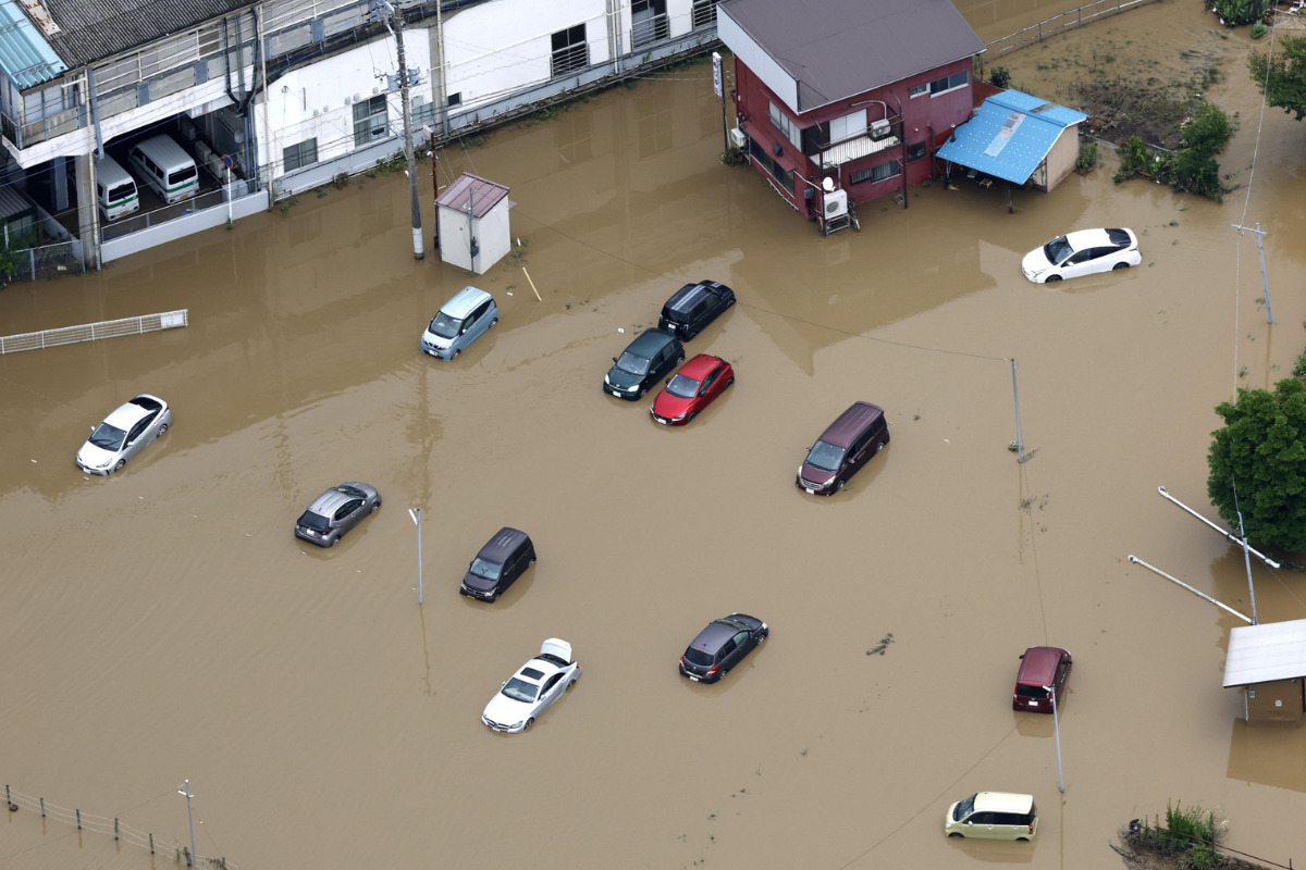 INUNDACIONES Lluvias récord azotaron el este de Japón, dejando al menos ocho muertos, cortes de electricidad, inundaciones y miles de personas varadas.  Al menos ocho