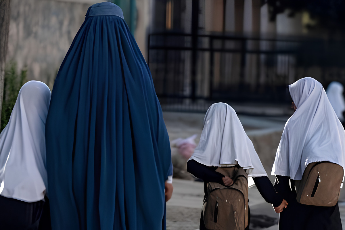 Mujeres de Afganistán relatan cómo viven bajo el régimen talibán