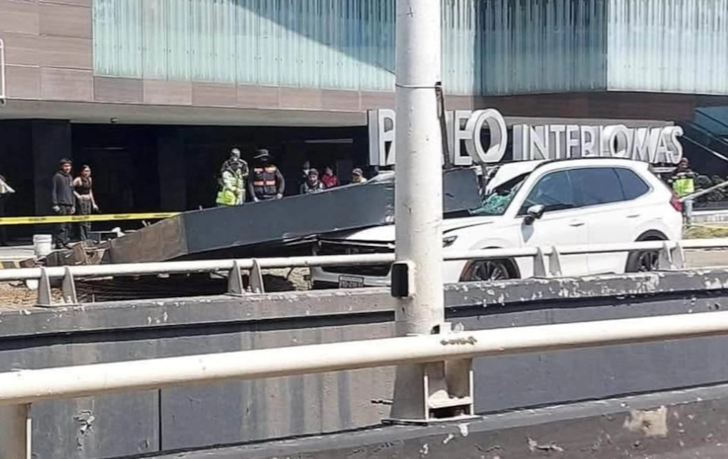 Estructura metálica aplasta a una mujer en plaza Paseo Interlomas