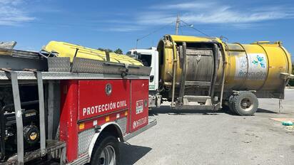Bomberos sofocan incendio dentro de camión recolector de basura en Colinas de Santiago de Monclova
