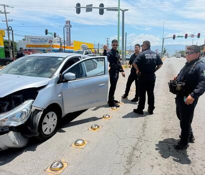Dodge brinca camellón tras fuerte choque en Frontera