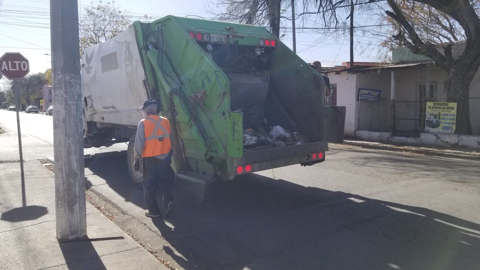 Basura: El personal inicia actividades a las 7:00 de la mañana, pero camiones comienza n recorridos aproximadamente una hora después. Basura: El personal inicia actividades a las 7:00 de la mañana, pero camiones comienza n recorridos aproximadamente una hora después.