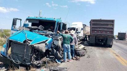 Tres tráileres quedan destrozados tras fuerte choque en la “Cuesta del Infante”