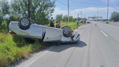 Madre e hijo resultan lesionados tras aparatosa volcadura en la carretera 30 en San Buenaventura
