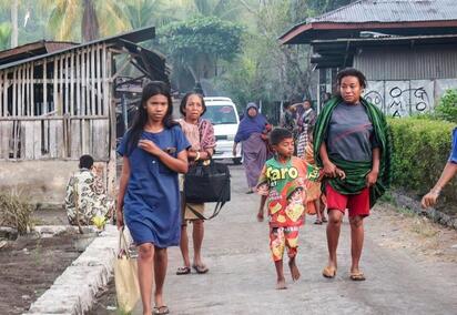 Un fuerte terremoto sacudió la región de Flores y llevó a las autoridades a pedir evacuaciones preventivas en zonas costeras.  Autoridades de Indonesia