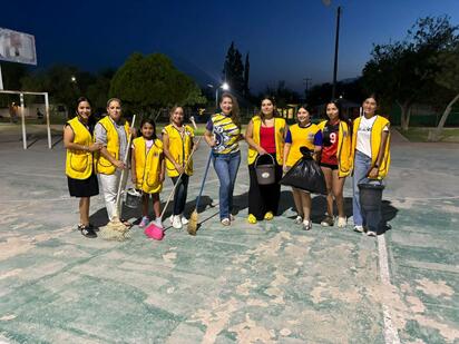 Mujeres de Corazón celebran juventud con jornada de limpieza comunitaria