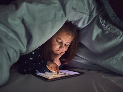 Padres estresados recurren a las pantallas en busca de ayuda