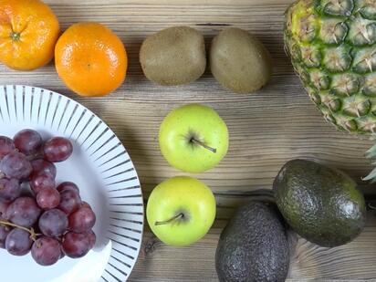 Las frutas contienen azúcares naturales, principalmente fructosa, pero también aportan fibra, vitaminas, minerales y compuestos antioxidantes. Por ello,
