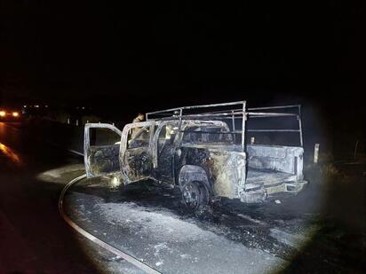 Camioneta arde en llamas en la carretera 30; conductor sale ileso