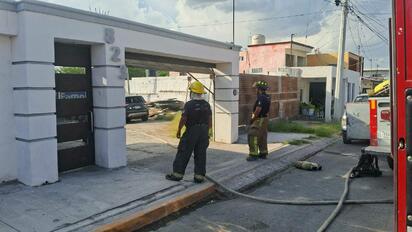 Incendio en bodega moviliza a Bomberos en la colonia Chapultepec de Monclova