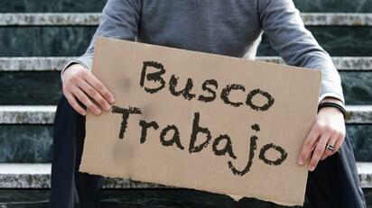 Buscadores de empleo pasan la madrugada en filas ante falta de oportunidades