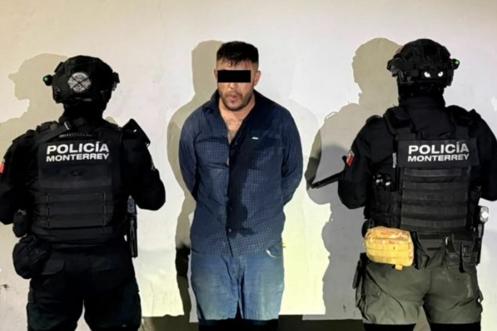 Dejan en penal de Nuevo León a hombre acusado de abandonar dos cuerpos en la cajuela de un auto