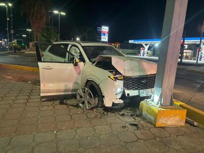 Abandona conductor camioneta tras estrellarse contra semáforo en Monclova