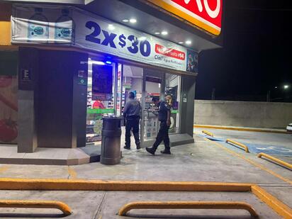 Asaltan tienda OXXO de Monclova y escapan con 8 mil