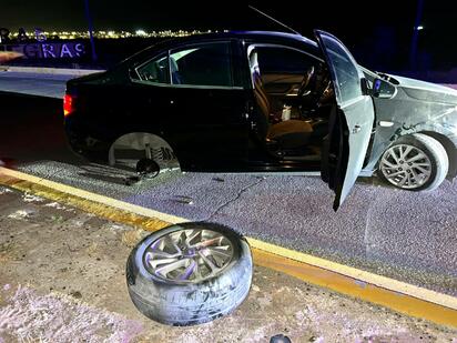 Pierde el control y termina contra cordón cuneta en carretera 2