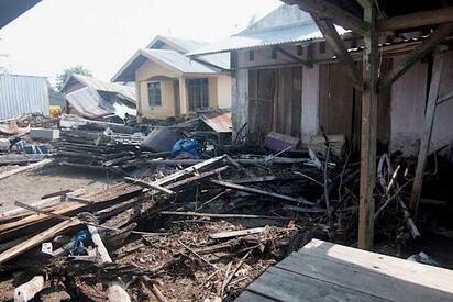 Dos fuertes sismos sacuden a Indonesia, casi 50 muertos