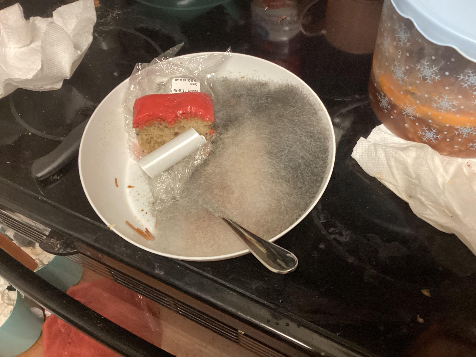 Encontrar un plato con comida cubierta de moho después de varios días puede resultar desagradable, pero lo más importante es actuar con cuidado para evitar