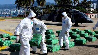 La Marina aseguró 1.9 toneladas de cocaína frente a Guerrero y detuvo a dos hombres que viajaban en la embarcación interceptada.  La Secretaría de Marina