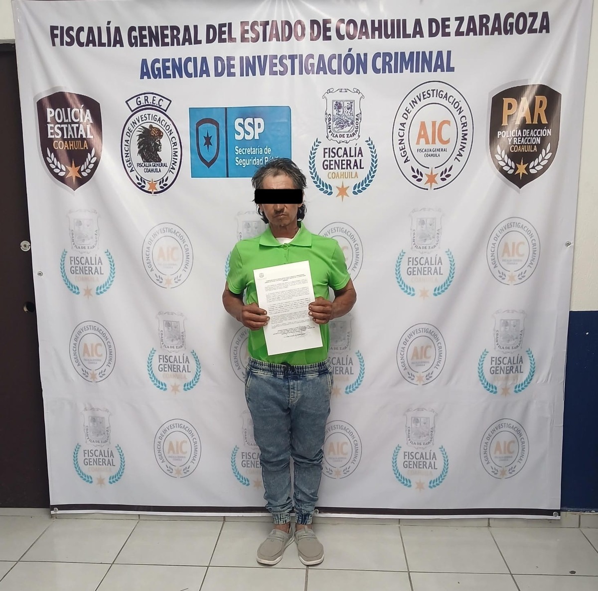 Aprehensión: Enfrenta una acusación por homicidio calificado, bajo las agravantes de ventaja, traición y brutal ferocidad.
Aprehensión: Enfrenta una acusación por homicidio calificado, bajo las agravantes de ventaja, traición y brutal ferocidad.