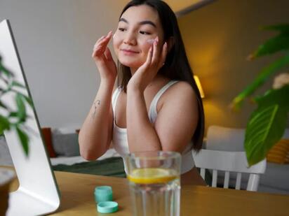 5 hábitos diarios que pueden acelerar el envejecimiento de tu piel
