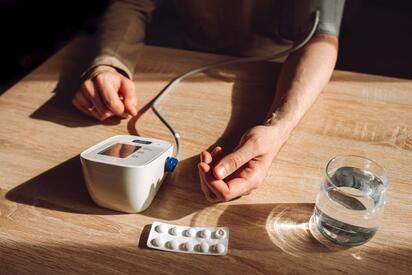 Adultos en EU con hipertensión no tratada deberían estar tomando medicamentos