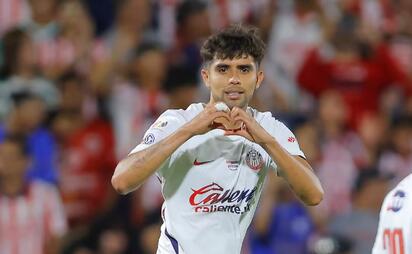 Chivas con fortuna; triunfa en Torreón, sin jugar bien