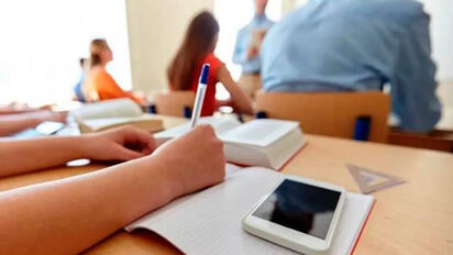 SEP consultará a maestros sobre uso de celulares en escuelas