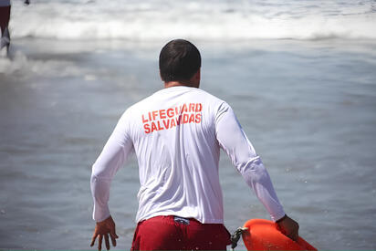Ignoran banderas de alerta y turistas son rescatados en Mazatlán