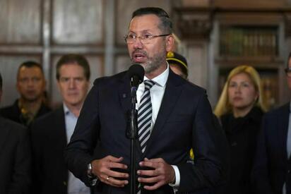 Ministro de Vivienda de Colombia recibe críticas por aparecer en una playa