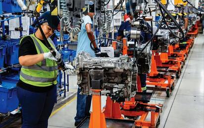 Incluso con la utilización de robots, los trabajadores continúan siendo indispensables para supervisar y operar los equipos. La inteligencia artificial