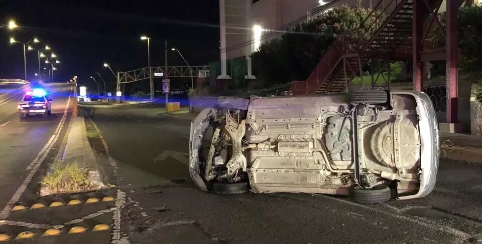 volcadura: El conductor perdió el control y terminó volcado sobre los carriles laterales del puente elevado. volcadura: El conductor perdió el control y terminó volcado sobre los carriles laterales del puente elevado.