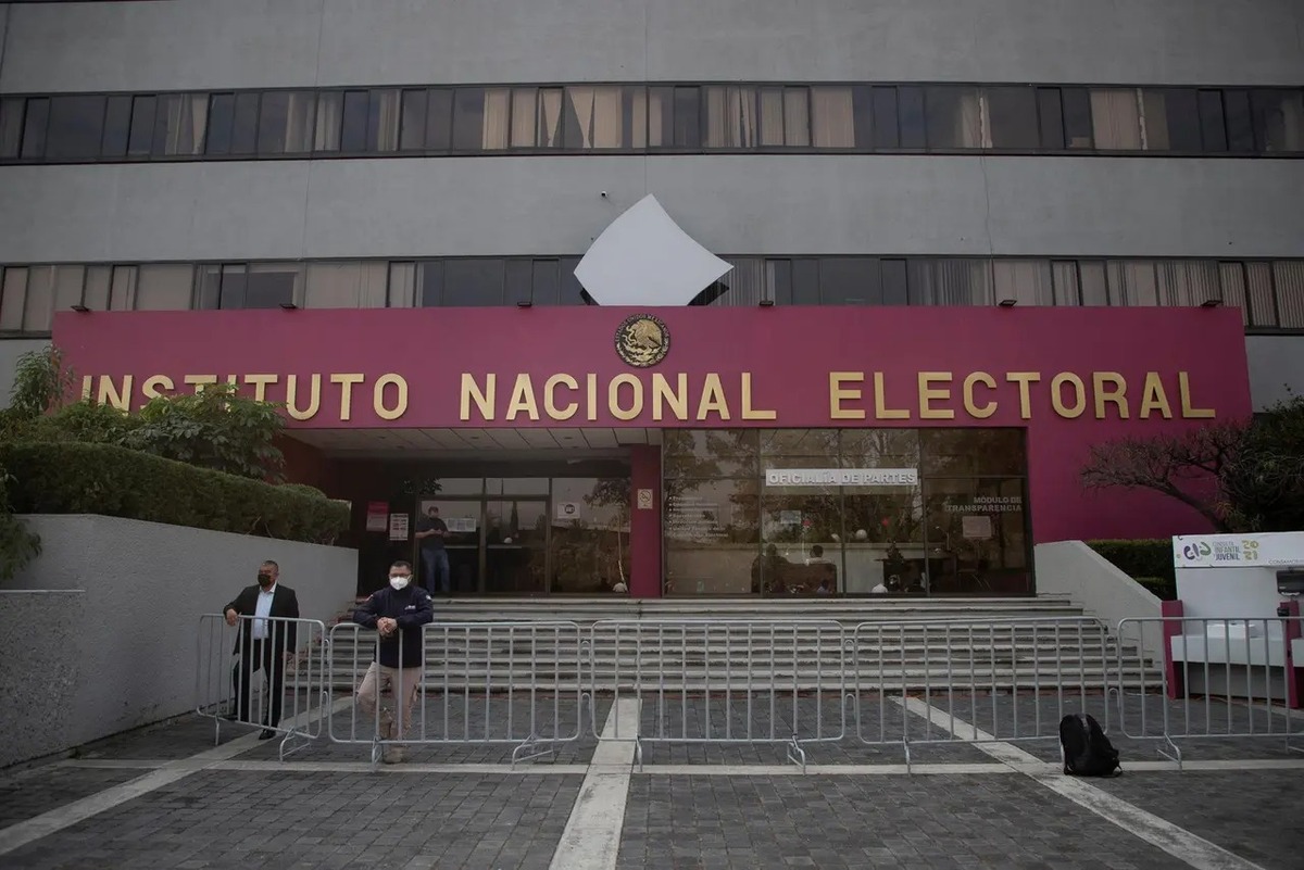 Comisión del INE avala pedir más de 10 mil mdp para financiar a partidos en 2027