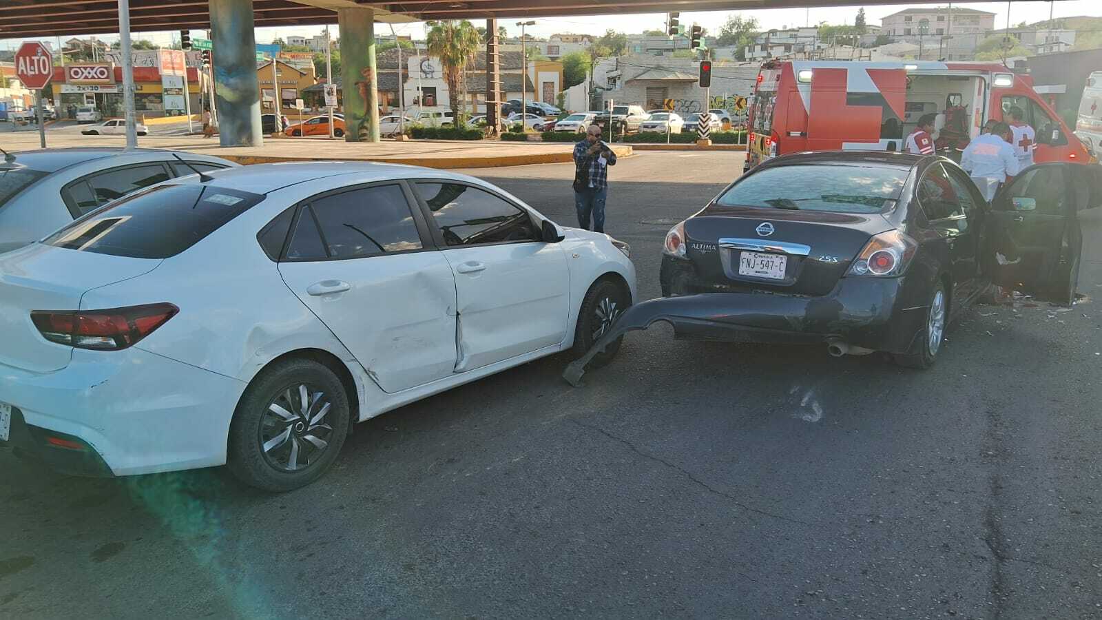 Carambola: Un fuerte choque por alcance provocó que tres vehículos terminaran involucrados en el accidente. Carambola: Un fuerte choque por alcance provocó que tres vehículos terminaran involucrados en el accidente.
