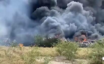 Incendio consume vehículos en corralón de Reynosa
