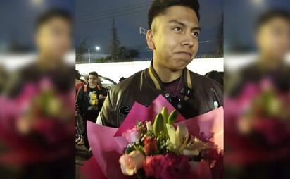 Acompaña a su novia a repetir examen y la espera con flores