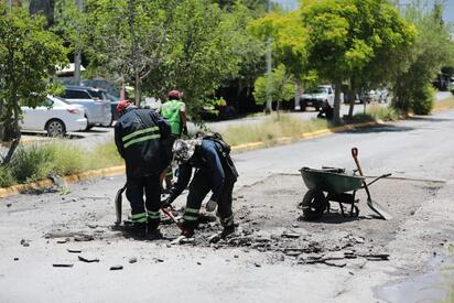 La administración atiende tanto reportes ciudadanos como puntos donde se detecta deterioro en la carpeta asfáltica.  El Ayuntamiento de Saltillo mantiene