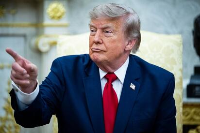 Donald Trump negó conversaciones con Irán y aseguró que el estrecho de Ormuz permanece abierto y operativo, mientras mantiene el bloqueo naval.
